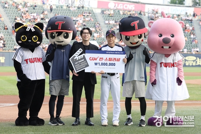 CGV 씬-스틸러상 시상 후 기념 촬영 중인 LG 트윈스 구본혁 선수(오른쪽)와 CJ CGV 김진호 ICECON사업팀장이 기념촬영을 하고 있다. <사진=CGV>