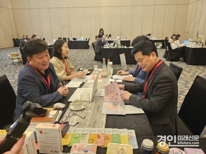2024년 박종효 인천 남동구청장이 인도네시아 시작개척단에 동행해 바이어에게 상품을 설명하고 있다. <사진=남동구>