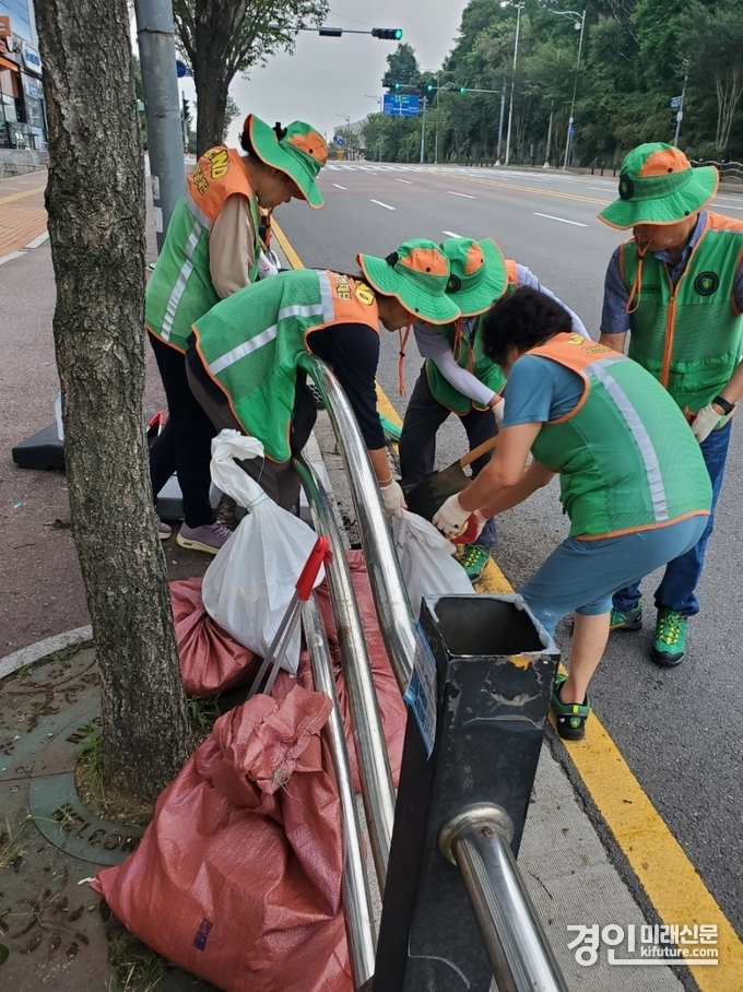 오산시 관계자들이 여름철 침수 예방 위해 배수로·빗물받이 정비를 실시하고 있다. <사진=오산시>