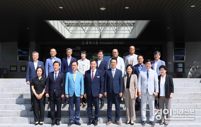 평택시와 공주시가 자매결연을 맺고 관계자들이 기념촬영을 하고 있다. <사진=평택시의회>