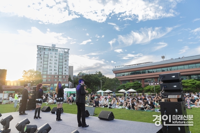 광명시가 광복 80주년 맞아 ‘일상의 평화, 퇴근음악회’를 개최하고 있다. <사진=광명시>