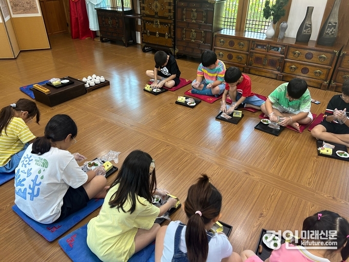 수원시 드림스타트 아동들이 정조대왕 효(孝) 문화체험을 하고 있다. <사진=수원시>