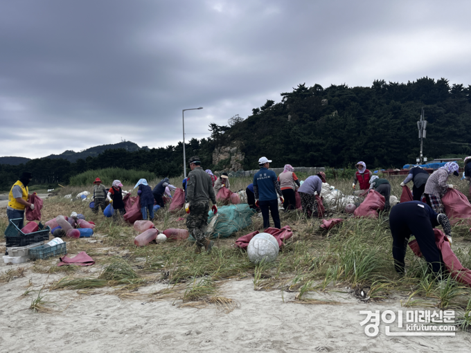 인천시 관계자들이 백령도 사곶해변에서 정화활동을 실시하고 있다. <사진=인천시>
