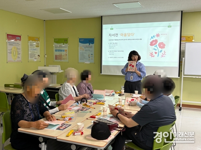 인천 연수구가 치매예방 뇌 자극 프로그램 ‘뇌사랑내곁에’를 진행하고 있다. <사진=연수구>