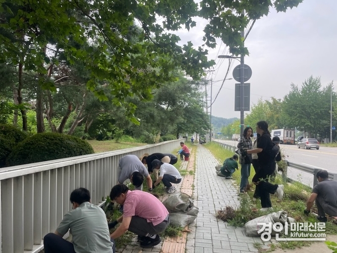 인천 남동구 관계자들이 환경정비를 하고 있다. <사진=남동구>