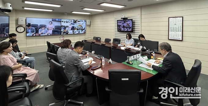 화성시가 지난 12일 조승문 제2부시장 주재로 민생 회복 소비 쿠폰 서비스 확대 방안 발굴을 위한 회의를 진행하고 있다. <사진=화성시>