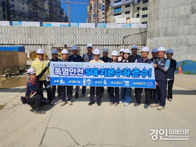 안성시가 건설공사장 안전캠페인을 실시하고 기념촬영을 하고 있다. <사진=안성시>