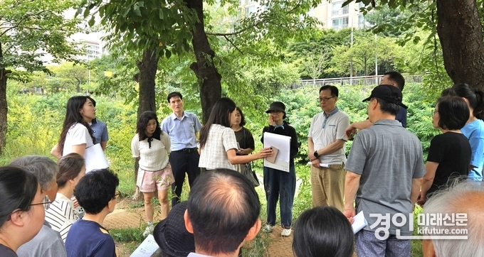 용인시 수지구 주민참여예산위원회 위원들이 지난 11일 고기2교 도로 개설 현장에서 관계자의 설명을 듣고 있다. <사진=용인시>