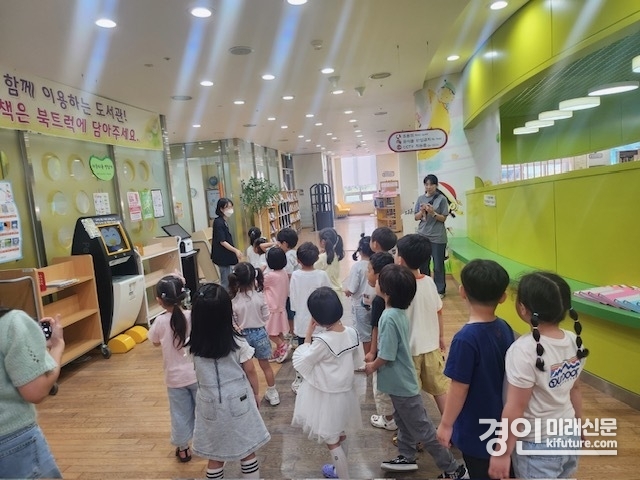 경기도교육청평생학습관이 도서관 현장체험학습을 진행하고 있다. <사진=경기교육청>