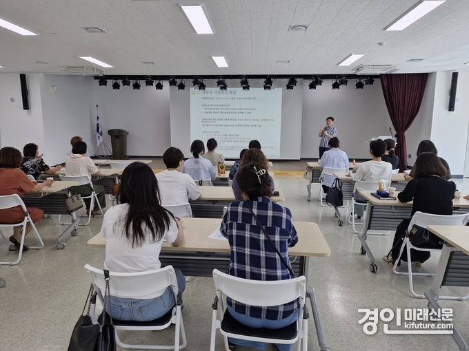 이천시가 어린이급식소 원장을 대상으로 식중독 예방 교육을 실시하고 있다. <사진=이천시>
