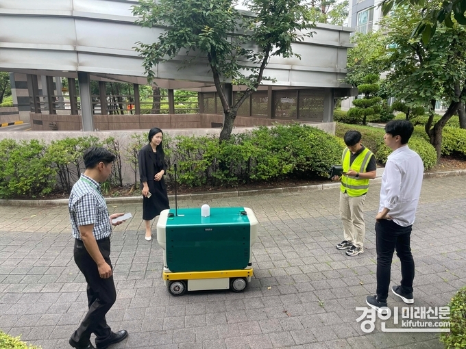 현장 점검에서 지능형 로봇 ‘로바’를 시연하고 있다. <사진=수원시>