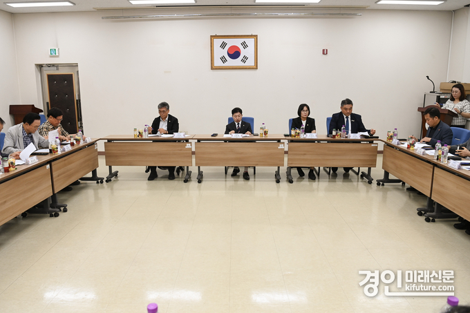 화성시의회 문화복지위원회가 지난 13일 보훈회관 입주단체 대표들과 간담회를 진행하고 있다. <사진=화성시의회>