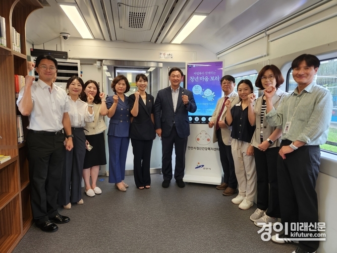 김재훈 경기도의원이 14일 안산시 청년센터 상상스테이션을 방문한 가운데 관계자들과 기념촬영을 하고 있다. <사진=경기도의회>