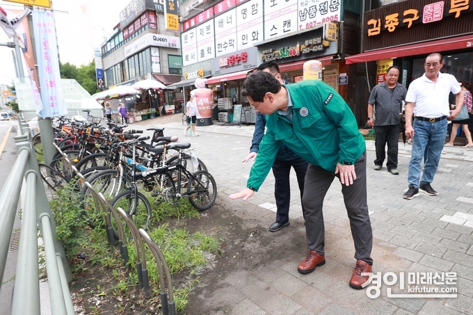 이상일 용인시장이 지난 14일 수지구청역 버스정류장을 살피며 시 관계자에게 보도 정비를 지시하고 있다. <사진=용인시>