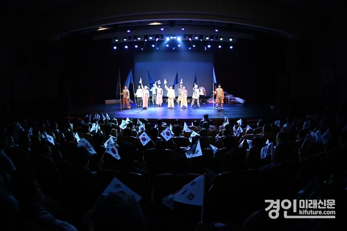 부천시가 광복 80주년 경축식으로 준비한 뮤지컬 ‘소사역에서 길을 묻다’ 공연 모습. <사진=부천시>