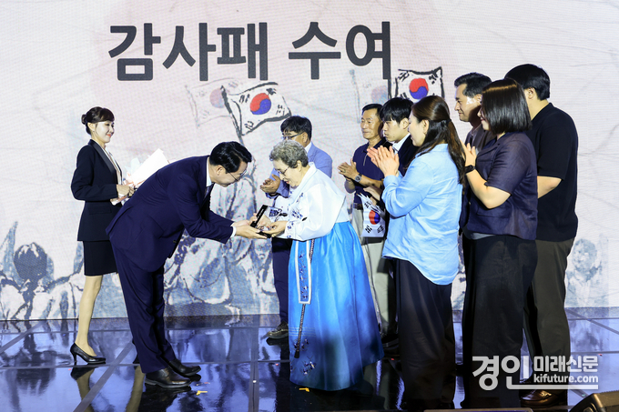 정명근 화성시장이 화성지역 독립운동가 후손들에게 감사패를 전달하고 있다. <사진=화성시>