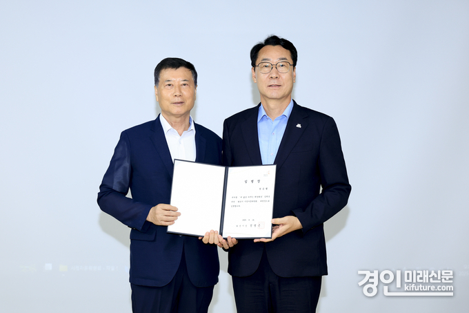 정명근 화성시장(오른쪽)이 지난 14일 정승렬 화성시 시정자문위원회 위원장에게 임명장을 수여하고 기념촬영하고 있다. <사진=화성시>
