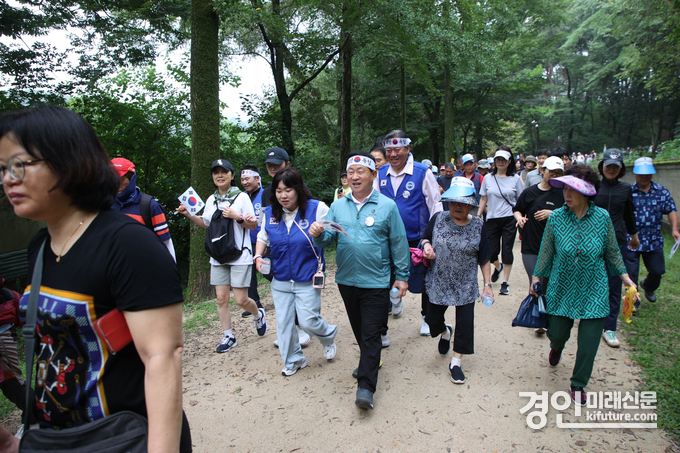 주광덕 남양주시장이 제29회 평화통일기원 시민걷기대회에 동참하고 있다. <사진=남양주시>