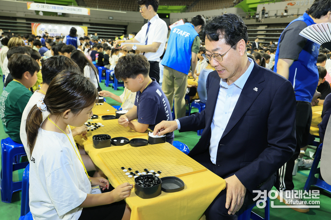 정명근 화성시장(오른쪽)이 대회에 참가한 소녀 기사와 대국을 하고 있다. <사진=화성시>
