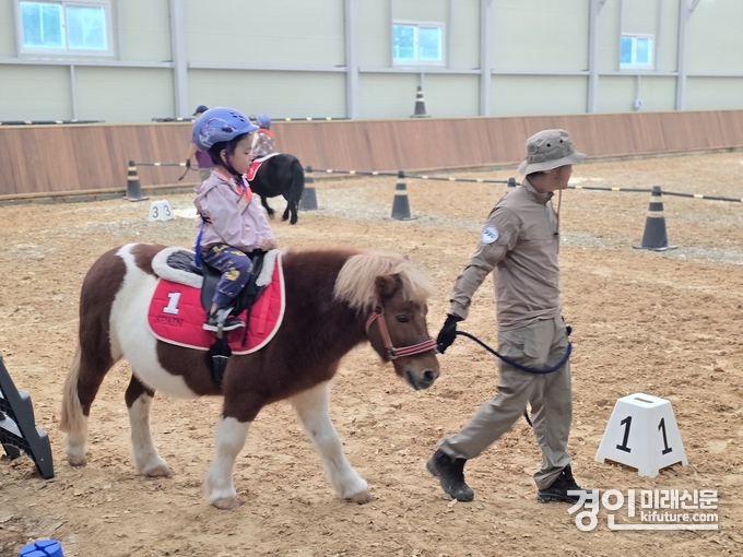 경기도가 어린이 말체험 프로그램을 진행하고 있다. <사진=경기도>