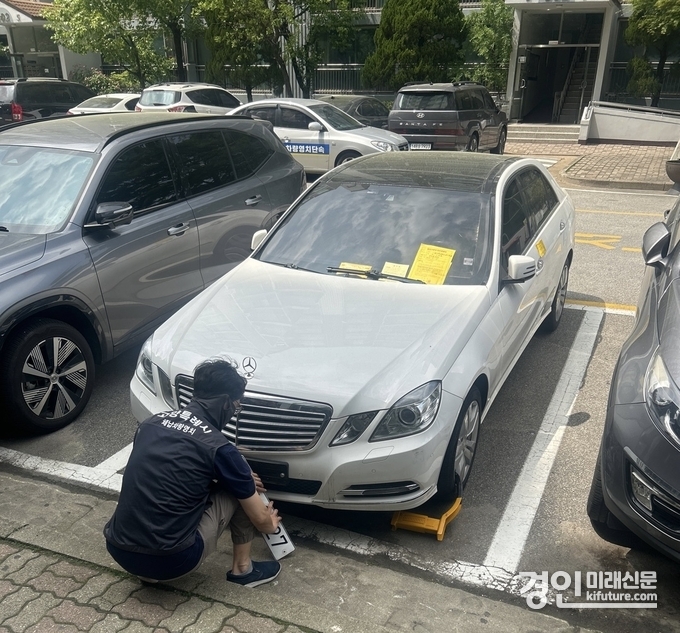 고양시 체납차량 영치TF팀 관계자가 영치단속 활동을 하고 있다. <사진=고양시>