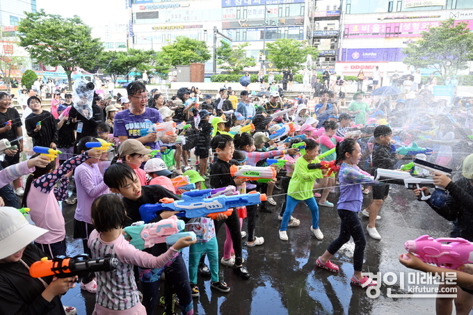 시민들이 안산서머페스타 2025를 즐기고 있다. <사진=안산시>