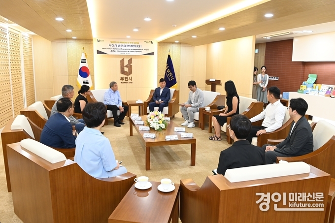 조용익 부천시장과 독립유공자 후손들이 담소를 나누고 있다. <사진=부천시>