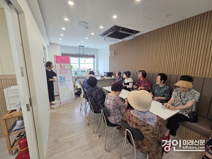 오산시치매안심센터가 노인 일자리 참여 어르신 100명을 대상으로 치매조기검진을 실시하고 있다. <사진=오산시>