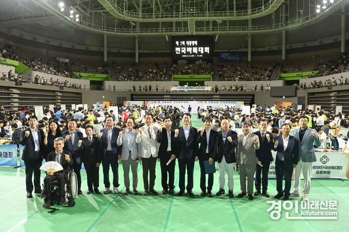배정수 의장 및 화성특례시의회 시의원과 이세돌 9단, 이창호 9단 등 관계자들이 기념사진을 촬영을 하고 있다. <사진=화성시의회>