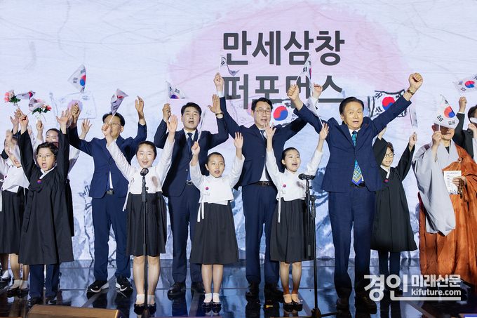 ‘제80주년 광복절 기념식’에서 만세 삼창을 외치고 있다. <사진=화성시의회>