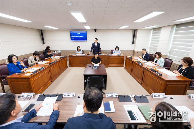 안산시의회가 18일 의회 제4상임위원회 회의실에서 열린 ‘제297회 제1차 정례회 폐회 중 의회운영위원회’를 진행하고 있다. <사진=안산시의회>