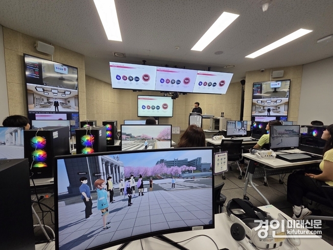 화성시인재육성재단이 경희대학교 실감미디어 사업단 벤치마킹을 하고 있다. <사진=화성시인재육성재단>