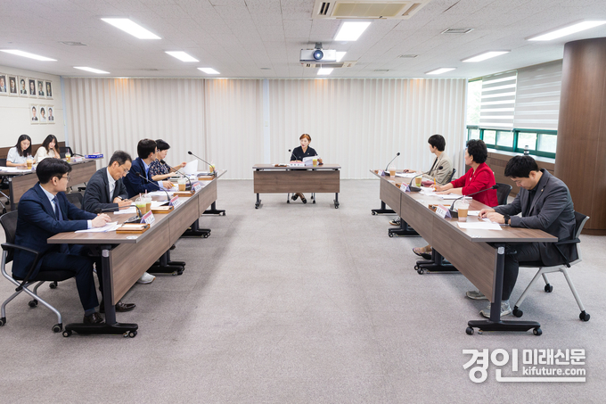 안산시의회 의원연구단체 ‘소소한 연구모임’이 지난 18일 의회 대회의실에서 관련 연구용역 중간 보고회를 열고 있다. <사진=안산시의회>