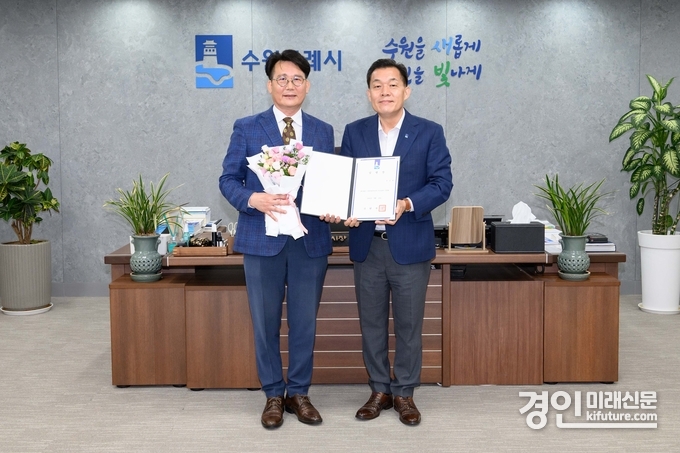 임명장 수여 후 이재준 수원시장(오른쪽)과 정길배 수원컨벤션센터 이사장이 기념촬영을 하고 있다. <사진=수원시>