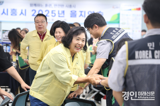 오인열 시흥시의회 의장이 을지연습 근무자를 격려하고 있다. <사진=시흥시의회>