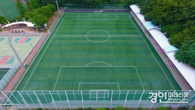 새로운 인조잔디를 설치한 석수체육공원 축구장 모습. <사진=안양시>