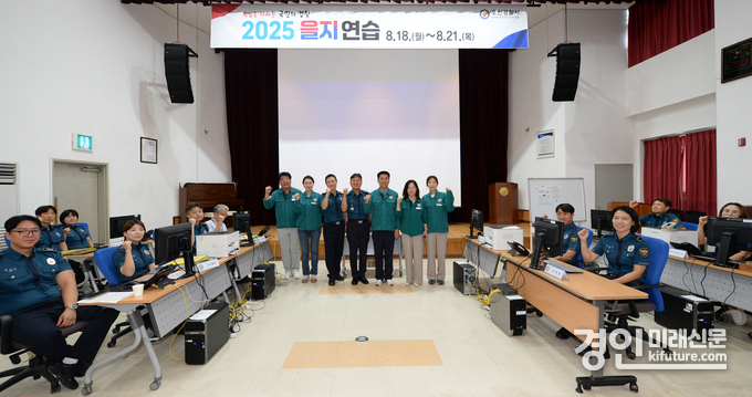 오산시의회 의원들이 을지훈련 참여기관을 방문해 격려하고 있다. <사진=오산시의회>