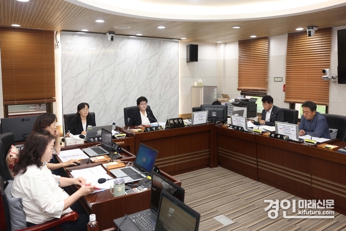 평택시의회 기획행정위원회가 교육국 신설에 따른 주요업무 보고를 청취하고 있다. <사진=평택시의회>