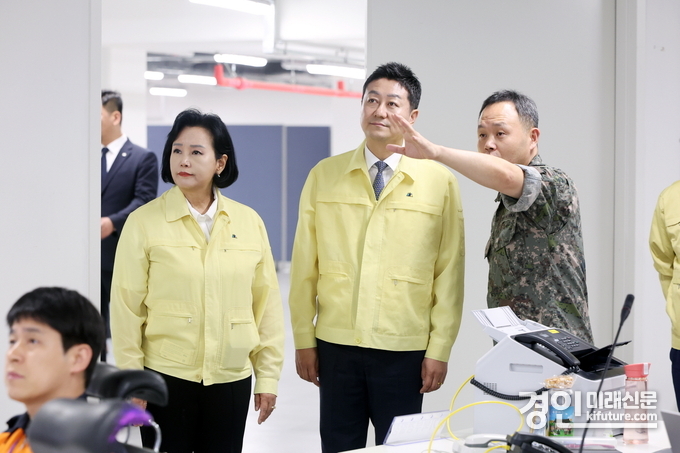 김진경 의장(가운데)과 정윤경 부의장(왼쪽)이 2025년 을지연습 훈련상황에 대해 설명을 듣고 있다. <사진=경기도의회>
