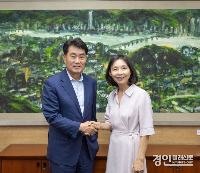 하은호 군포시장(왼쪽)이 최호정 서울시의장과 악수를 하고 있다. <사진=군포시>