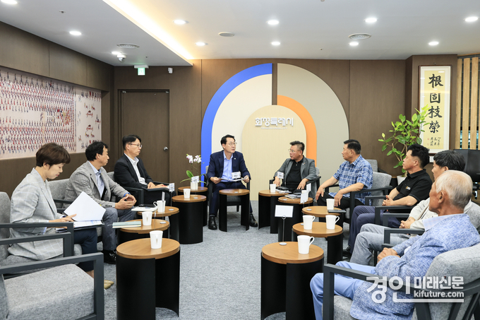 정명근 화성특례시장이 제2대 농어업회의소 임원진들과 농어업 발전에 대해 논의를 하고 있다. <사진=화성시>
