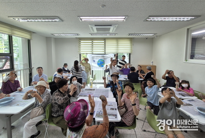 시흥시장곡종합사회복지관이 자원순환환경교육을 실시하고 있다. <사진=시흥시>