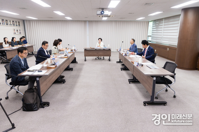 안산시의회 의원연구단체 '페어플레이 안산'이 중간보고회를 개최하고 있다. <사진=안산시의회>