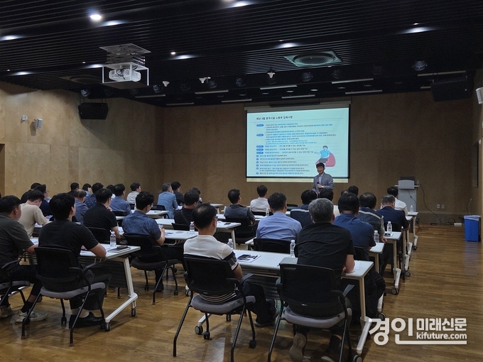 GH가 현장 관계자들을 대상으로 특별 안전교육을 실시하고 있다. <사진=GH>