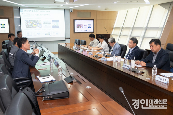 인천시의회 산경위가 주요 에너지·환경 시설을 방문해 관계자의 설명을 듣고 있다. <사진=인천시의회>