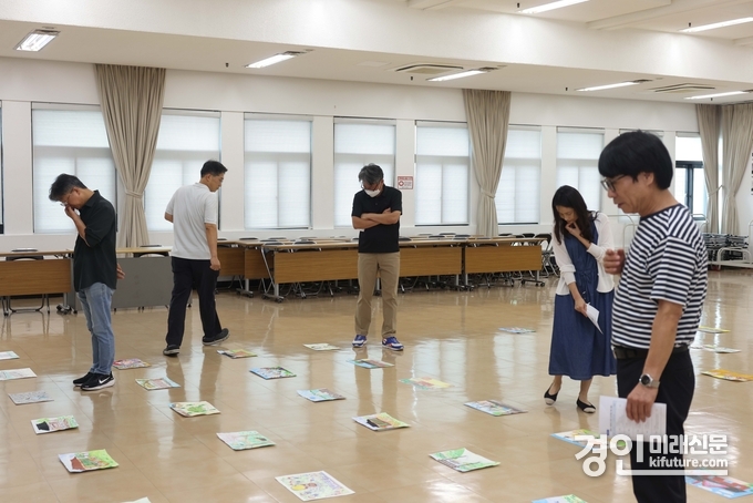 평택시의회 관계자들이 초등학교 공모전 심사를 하고 있다. <사진=평택시의회>