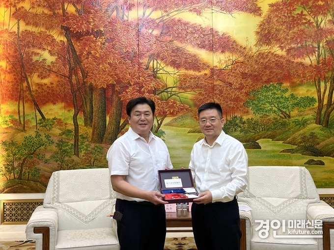 임병택 시흥시장(왼쪽)과 왕길 길림시장이 기념촬영을 하고 있다. <사진=시흥시>