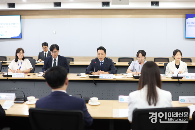 고영인 경기경제부지사가 지난 25일 경기도청에서 샨이(單義) 중국 랴오닝성 부성장과 협력방안을 논의하고 있다. <사진=경기도>