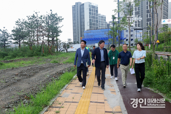 성길용·전예슬 오산시의원이 마루초등학교 공사 현장을 둘러보고 있다. <사진=오산시의회>