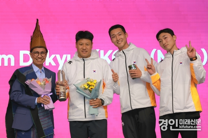 용인특례시 직장운동경기부 육상팀 우상혁(오른쪽 두번째), 유규민(오른쪽 첫번째) 선수와 김도균(왼쪽 두번째)감독이 2025 구미 아시아육상경기 선수권대회에서 메달을 획득하고 기념촬영하고 있다. <사진=용인시>